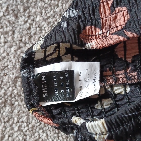 Shein small shorts - Picture 2 of 2